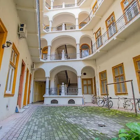 Cute Gallery Flat In Dob Str, Mars بودابست
