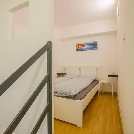 Cute Gallery Flat In Dob Str, Mars Apartment