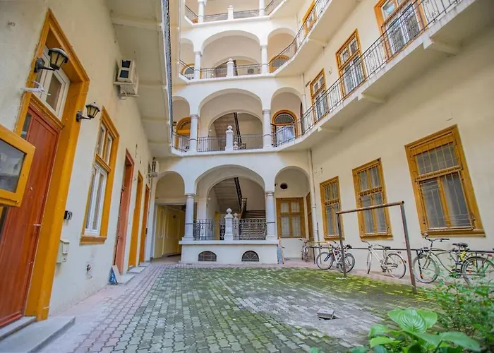 Cute Gallery Flat In Dob Str, Mars بودابست