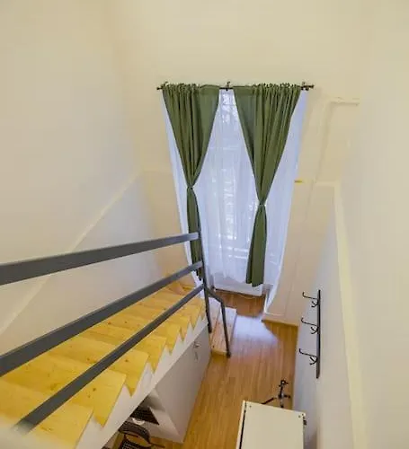 Cute Gallery Flat In Dob Str, Mars * بودابست