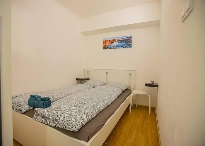 Cute Gallery Flat In Dob Str, Mars *