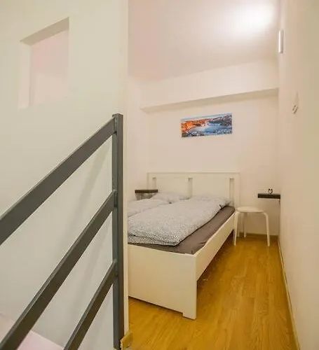 Cute Gallery Flat In Dob Str, Mars アパート